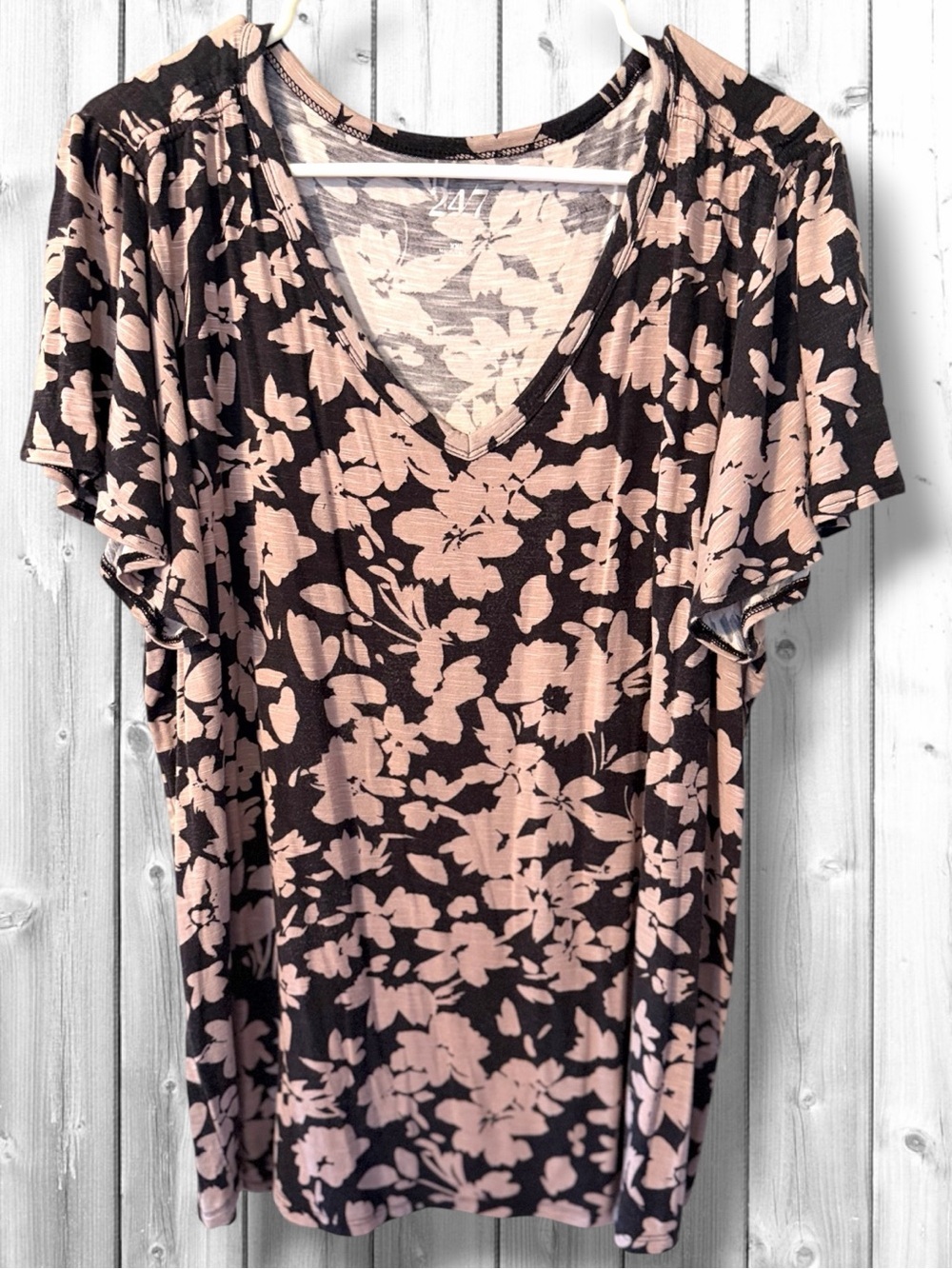 🌼Maurice’s Floral V-Neck Top in Blush and Black
